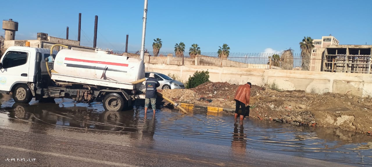 جانب من رفع مياه الأمطار
