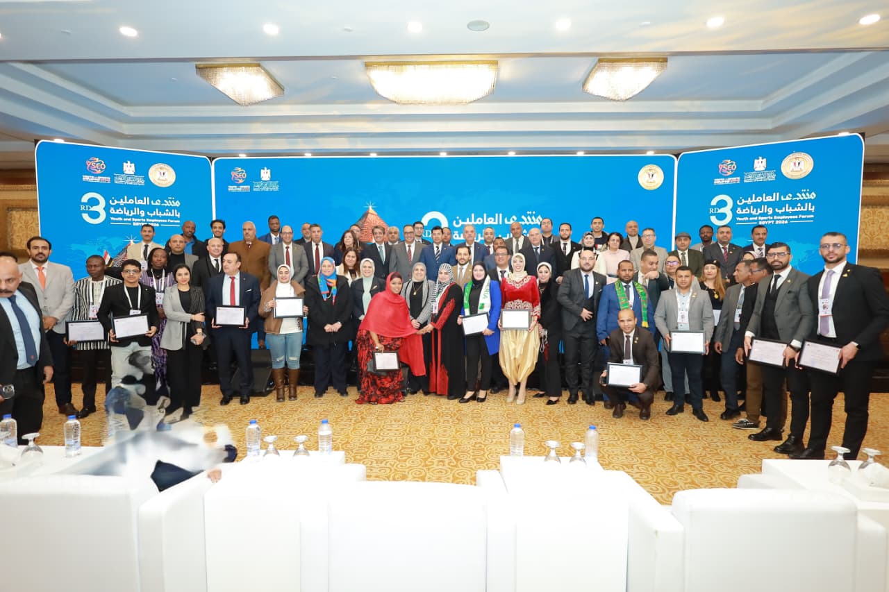 وزير الرياضة يوزع شهادات تقدير على الحضور فى منتدى العاملين بالشباب والرياضة
