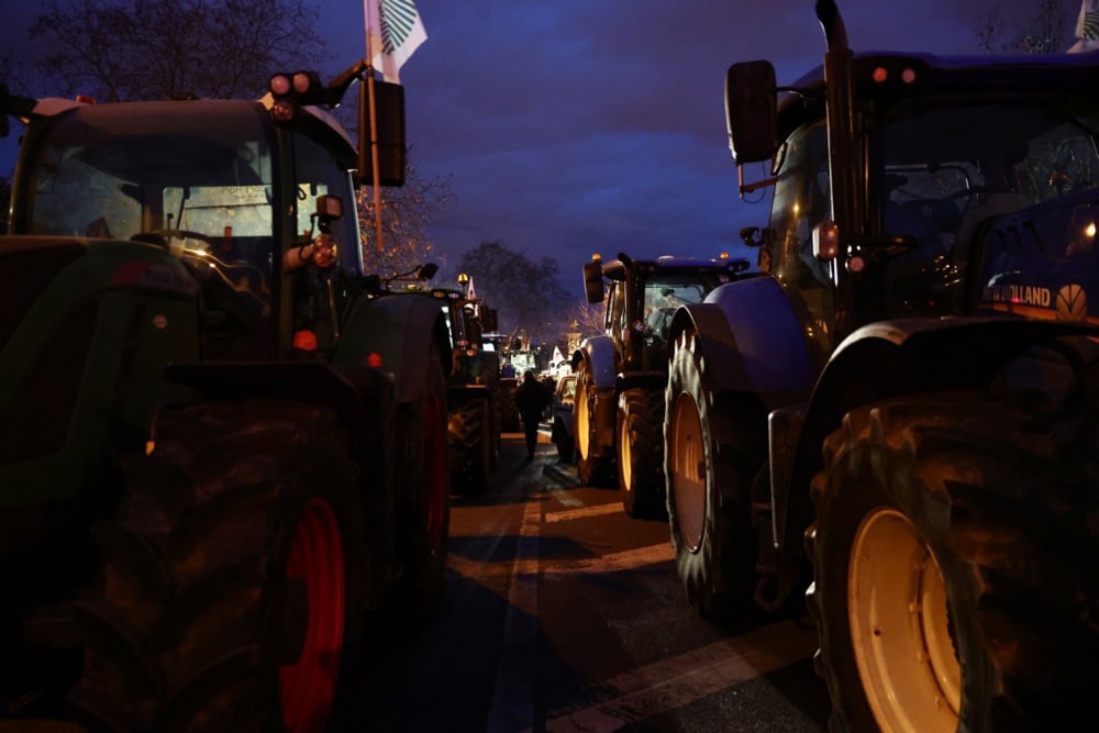 مزارعون فرنسيون يغلقون شارع الشانزليزيه بالجرارات خلال مظاهرة ضمن احتجاجات (9)