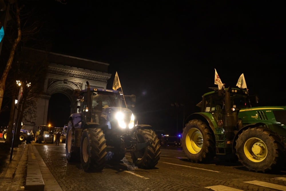 مزارعون فرنسيون يغلقون شارع الشانزليزيه بالجرارات خلال مظاهرة ضمن احتجاجات (13)