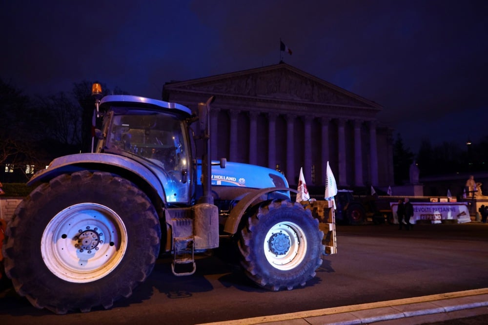 مزارعون فرنسيون يغلقون شارع الشانزليزيه بالجرارات خلال مظاهرة ضمن احتجاجات (5)