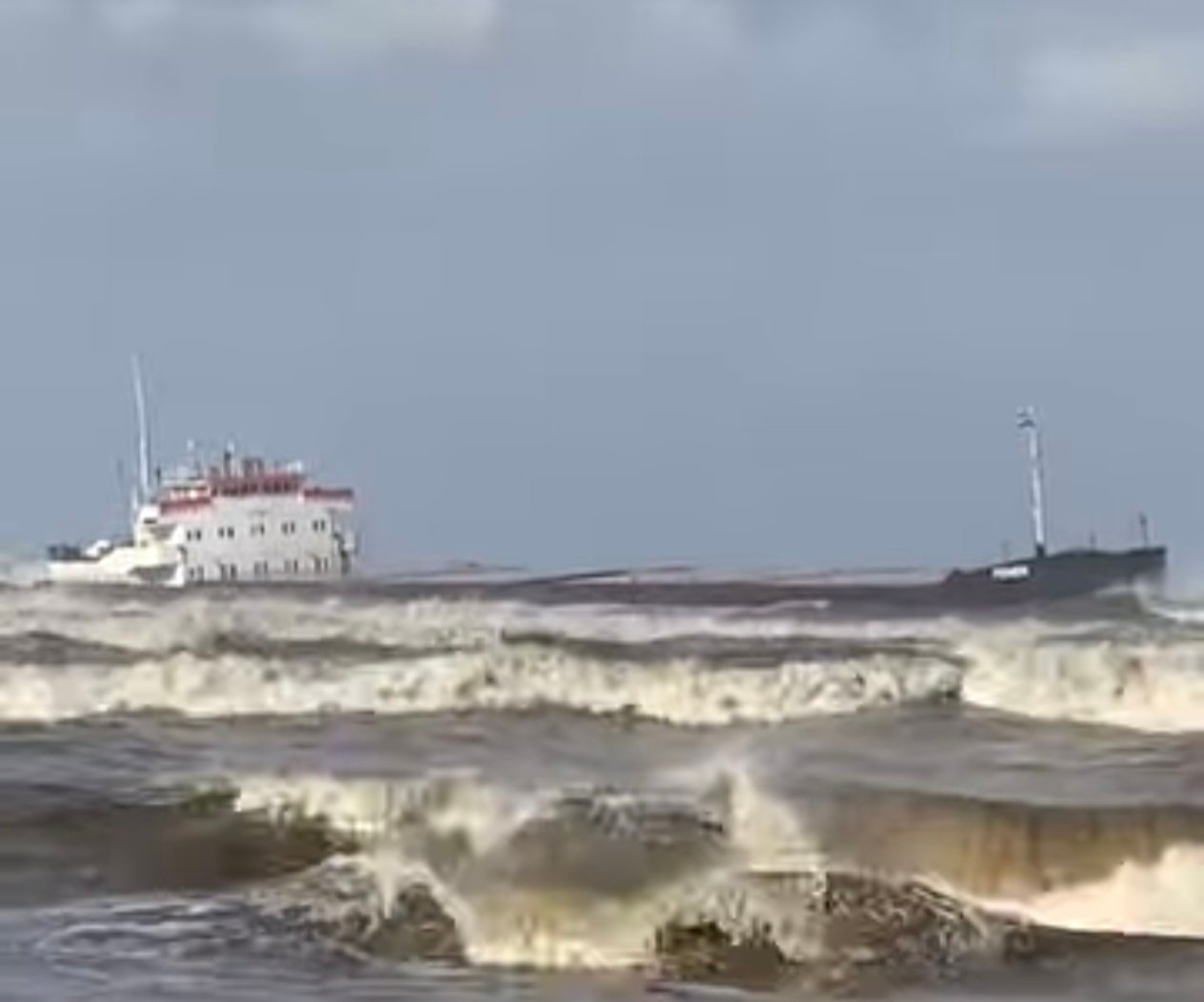 للسفينة الجانحه