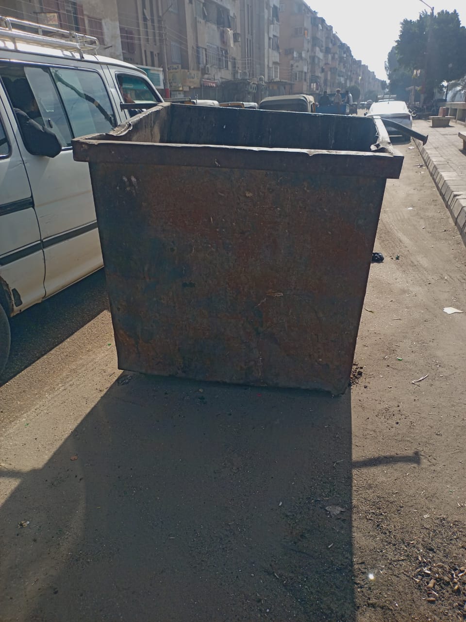 نشر حاويات القمامة للحد من انتشارها 