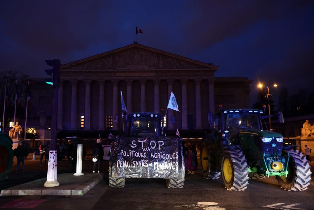 مزارعون فرنسيون يغلقون شارع الشانزليزيه بالجرارات خلال مظاهرة ضمن احتجاجات (6)