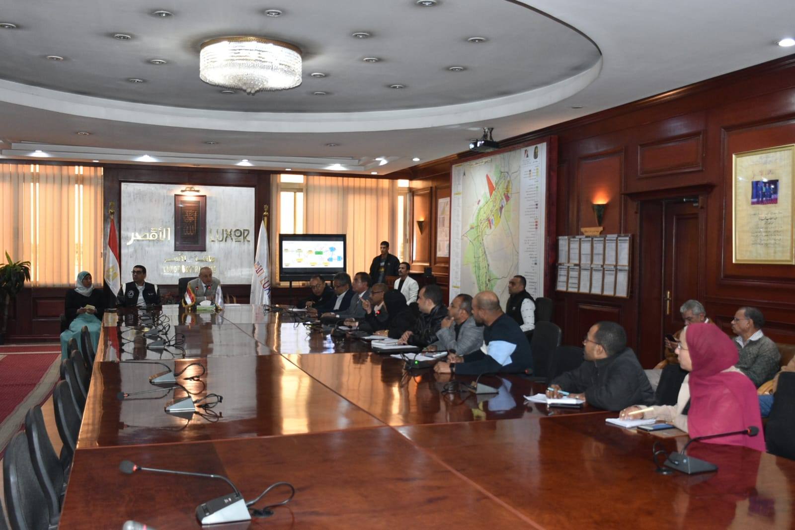 لقاء مراجعة موقف مشروعات الصرف الصحي في إسنا وأرمنت ضمن حياة كريمة