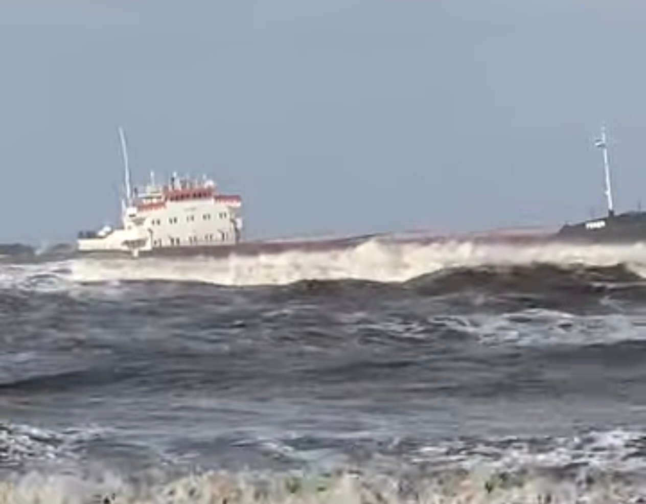 جنوح سفينة ببورسعيد جنوح سفينة ببورسعيد