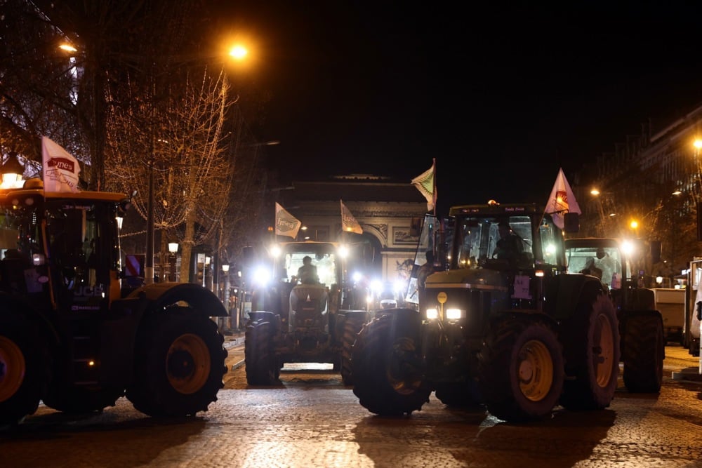 مزارعون فرنسيون يغلقون شارع الشانزليزيه بالجرارات خلال مظاهرة ضمن احتجاجات (12)