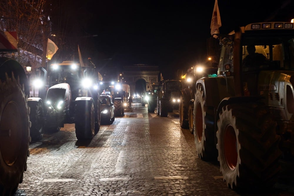 مزارعون فرنسيون يغلقون شارع الشانزليزيه بالجرارات خلال مظاهرة ضمن احتجاجات (2)