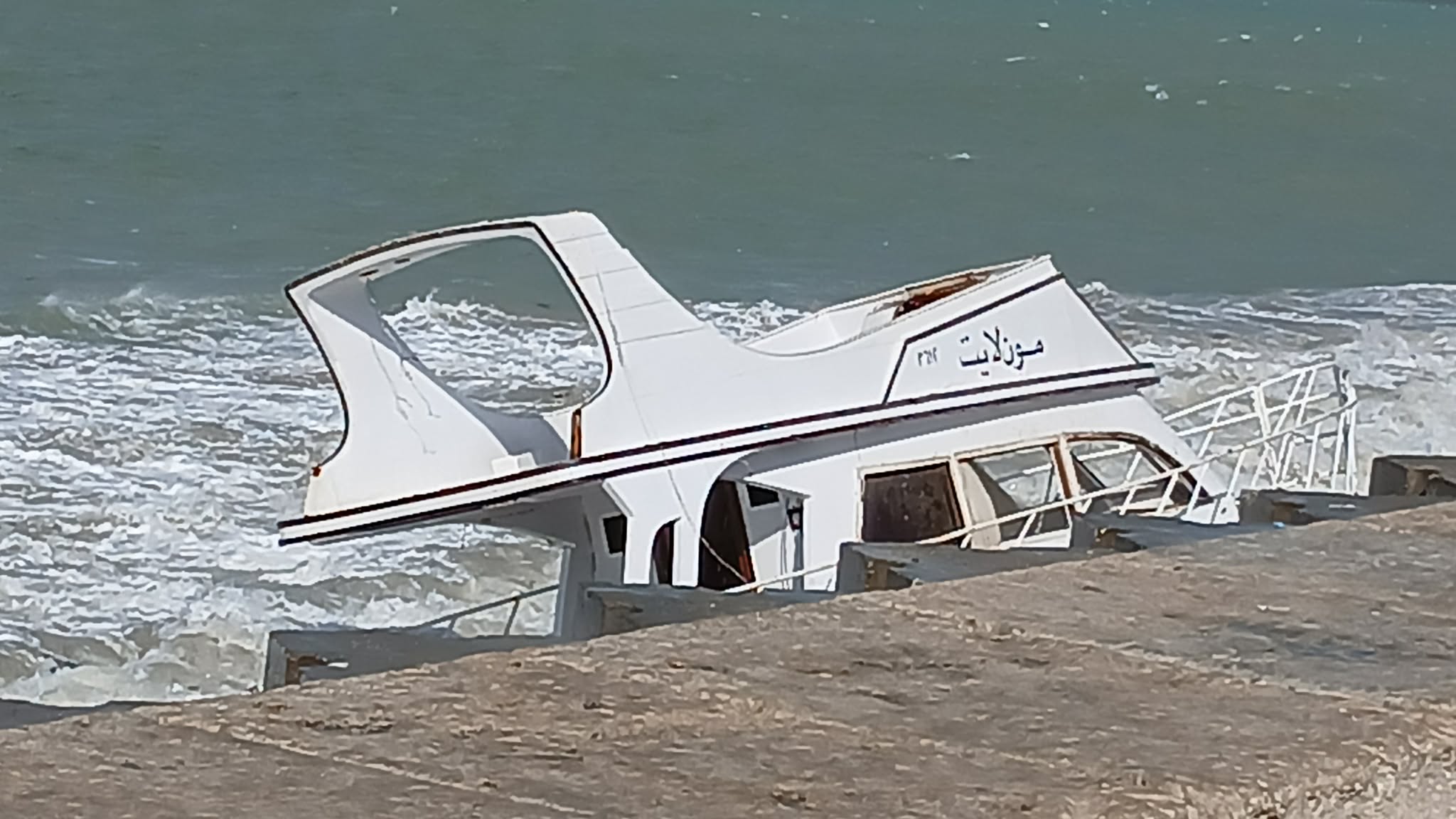 بسبب الرياح شحوط مركب صغير في الإسكندرية