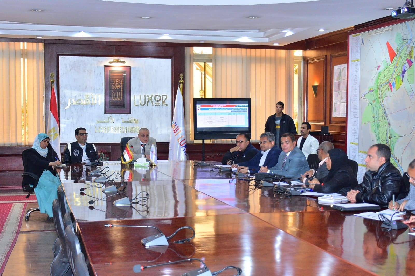 محافظ الأقصر يراجع موقف مشروعات الصرف الصحي في إسنا وأرمنت