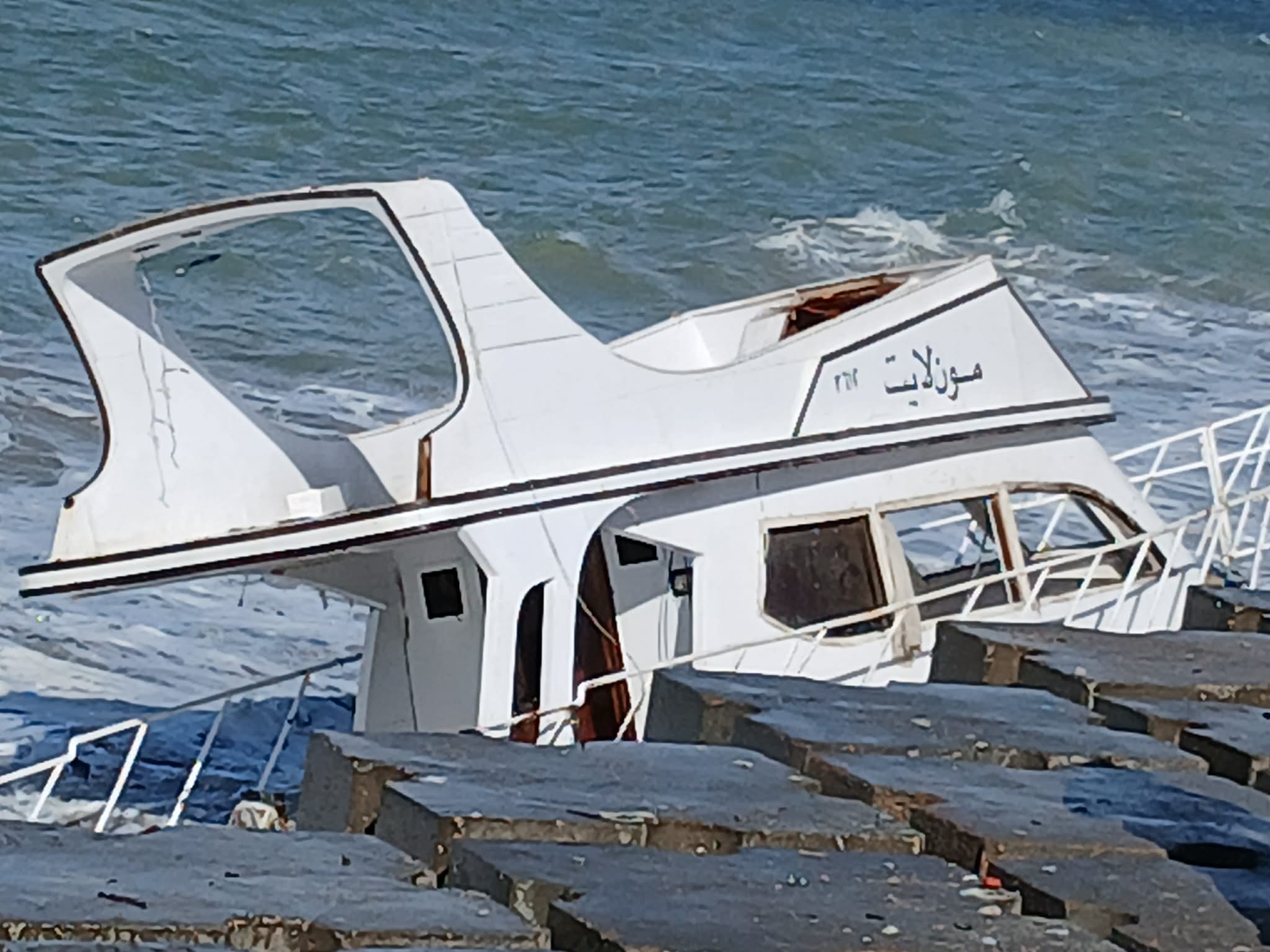 شحوط مركب صغير بسبب الرياح في الإسكندرية