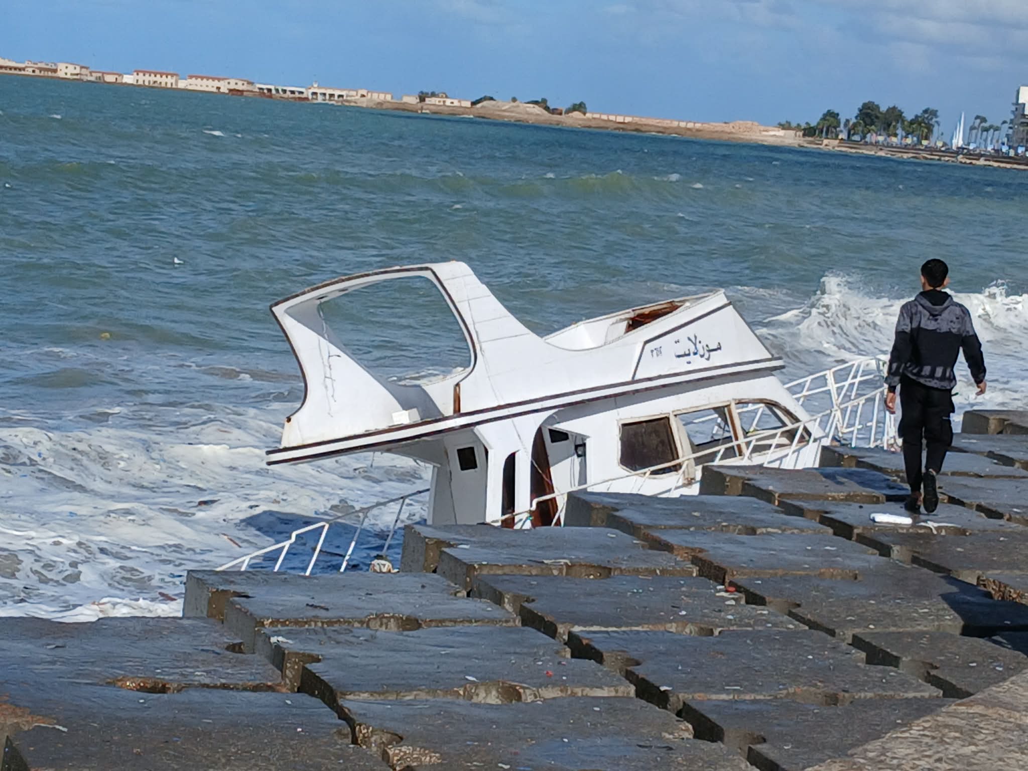 شحوط مركب علي كورنيش الإسكندرية