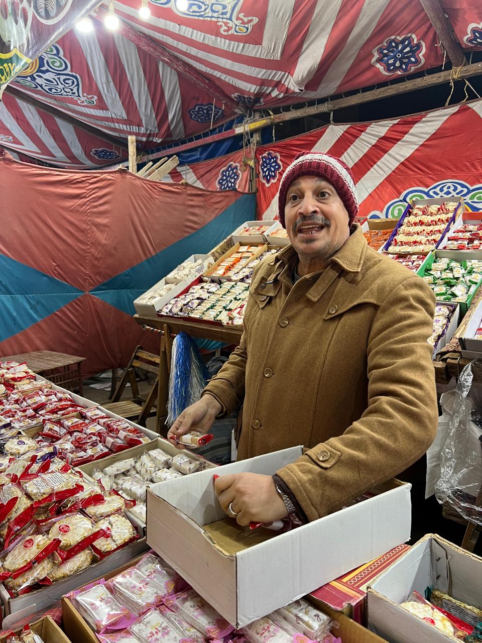 احد اصحاب الشوادر لبيع الحلويات