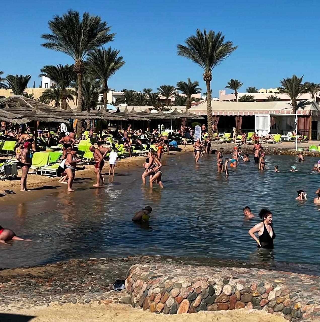 مع انخفاض دراجة الحرارة السياح يستمتعون