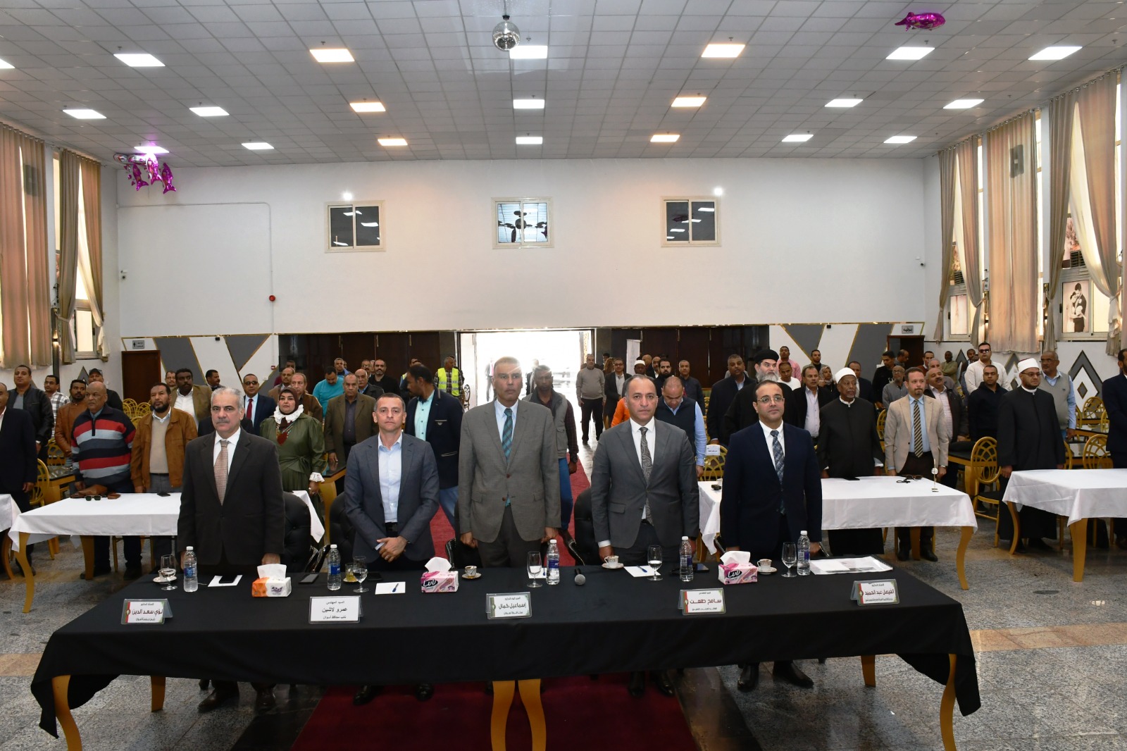 محافظ أسوان والمسئولين فى اللقاء