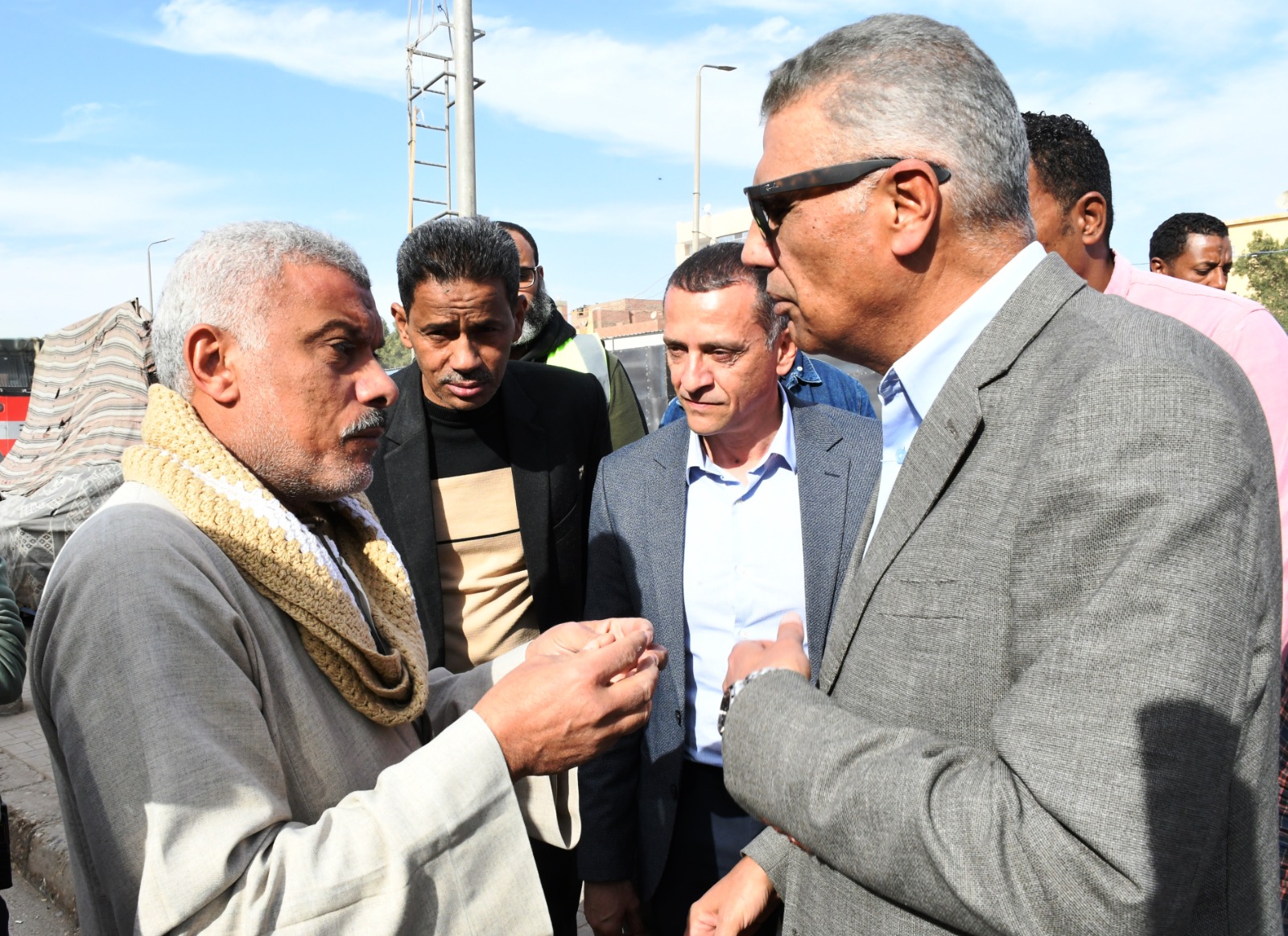 محافظ أسوان مع المواطنين 