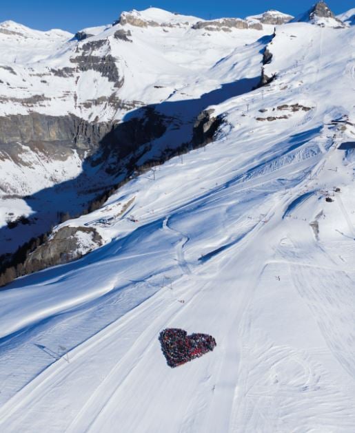 قلب من المتزلجين تكريما لضحايا حريق