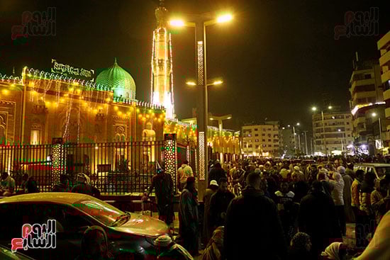 المسجد يحتضن الزوار