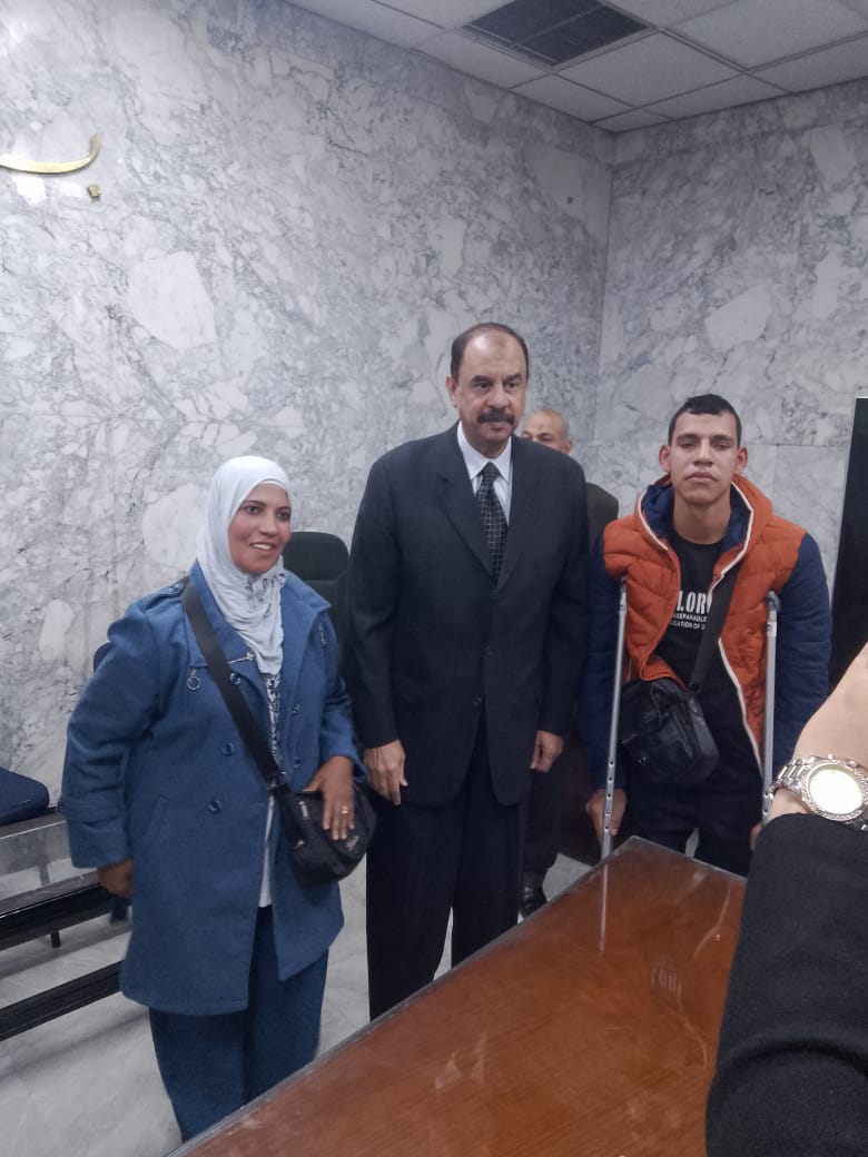 محافظ سوهاج يكرم طالب خاطر بحياته لإنقاذ أطفال