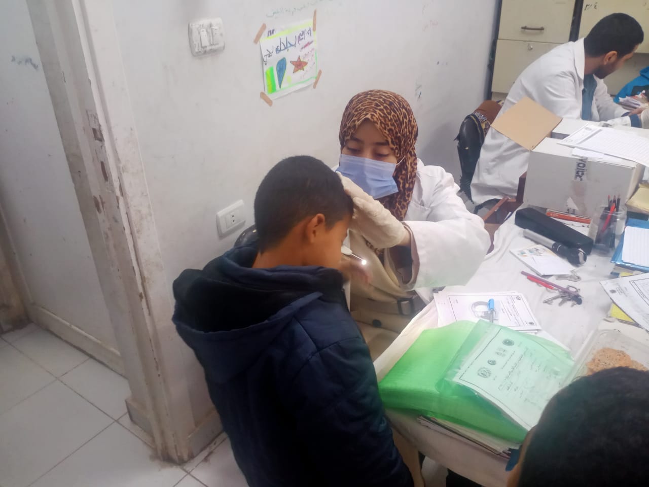 كشف طبى على طفل 