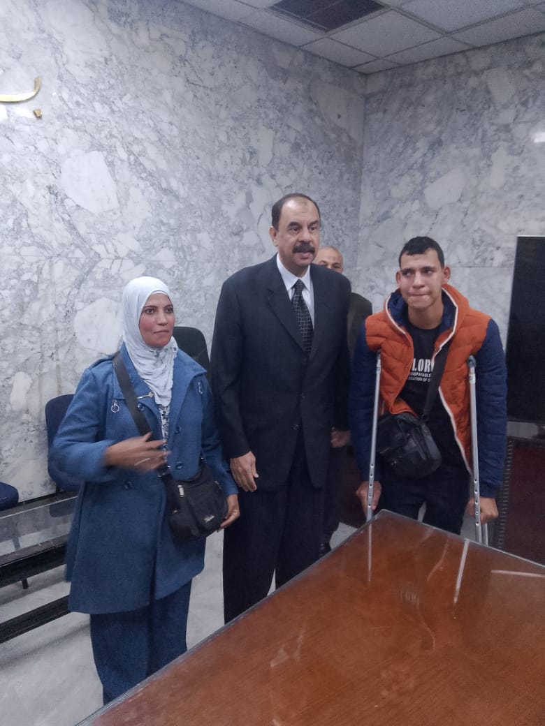 محافظ سوهاج يكرم الطالب محمد علي