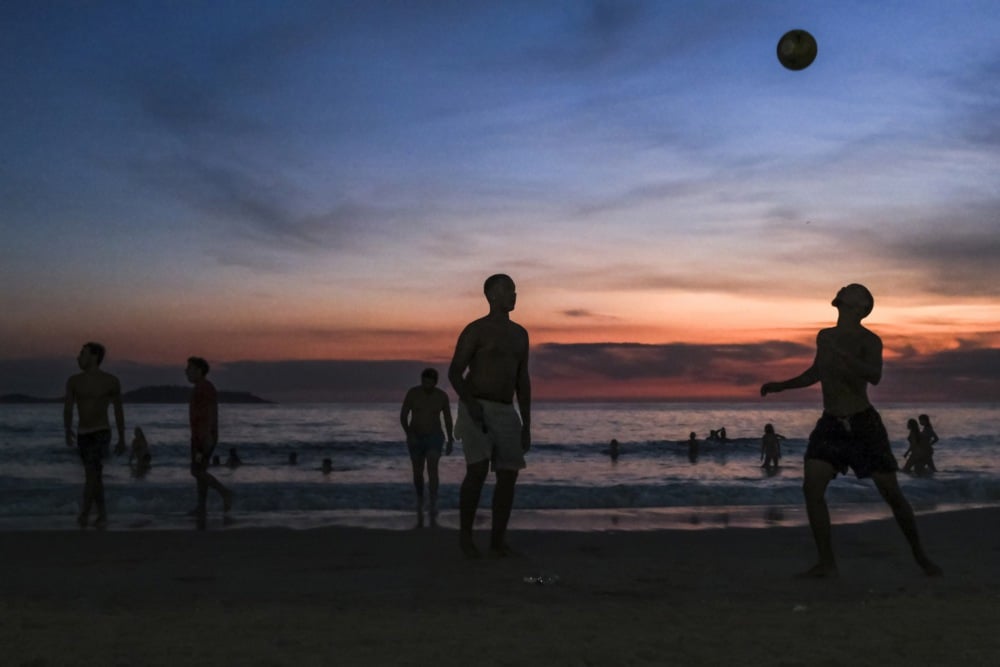 41 درجة مئوية فى عز الشتاء.. شواطئ البرازيل كاملة العدد بعد ارتفاع درجات الحرارة (7)