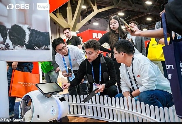 عرض الروبوت فى المعرض