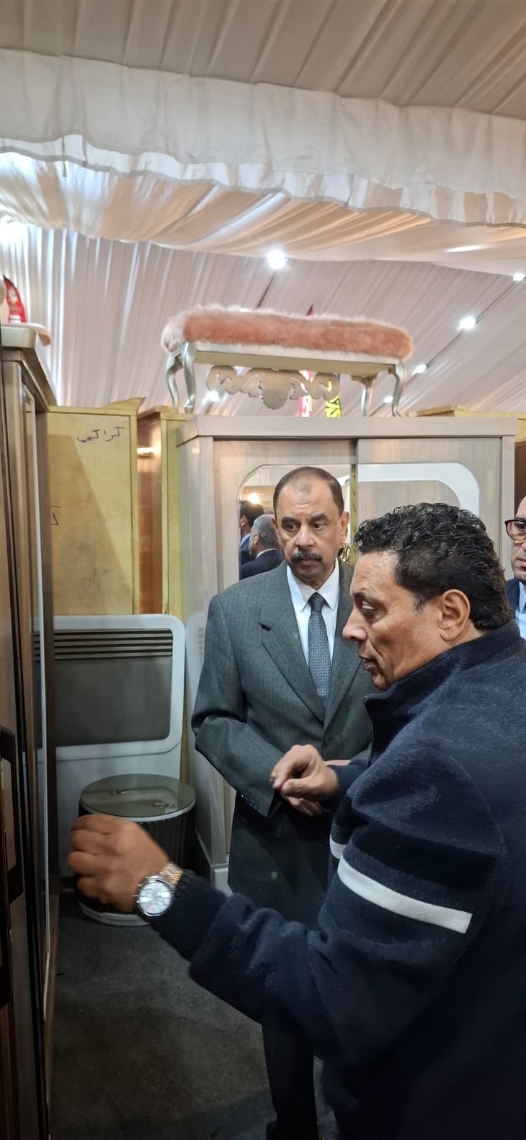 المحافظ بالمعرض