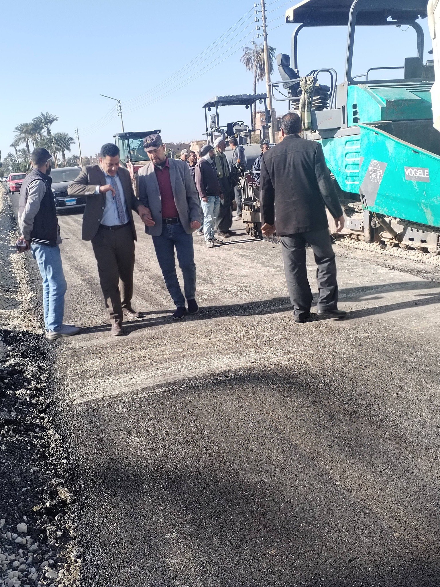 على لطفى رئيس المدينة يتابع عملية الرصف