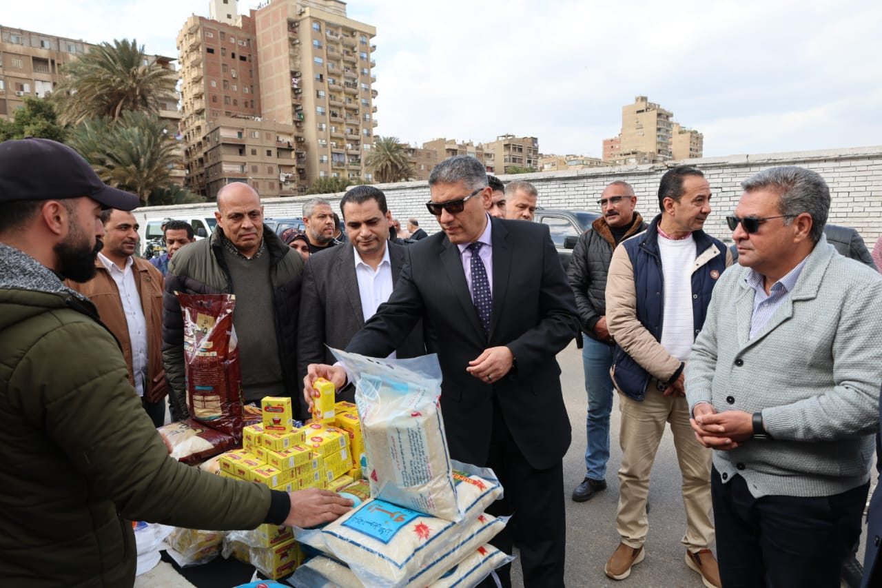 محافظ الجيزة فى سوق اليوم الواحد محافظ الجيزة فى سوق اليوم الواحد