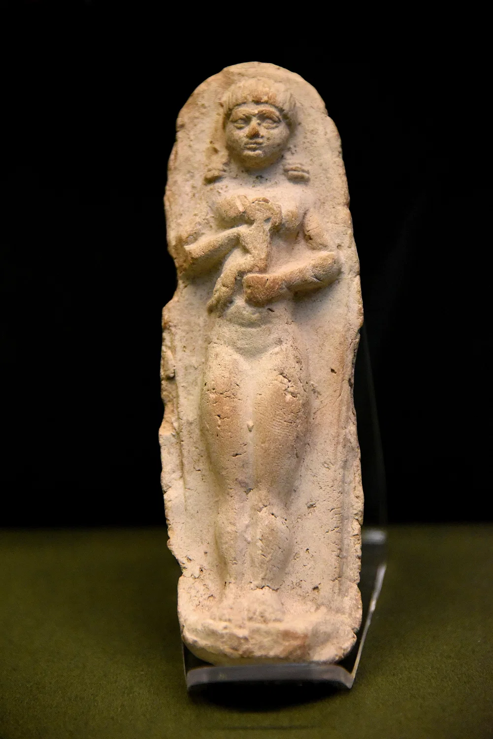 تمثال طينى لأم وابنها img