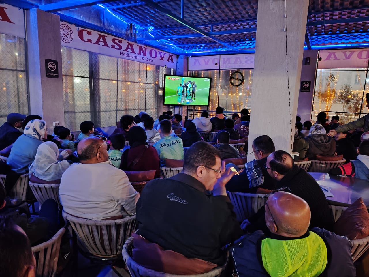 متابعة من الاعضاء لمباراة مصر والسنغال