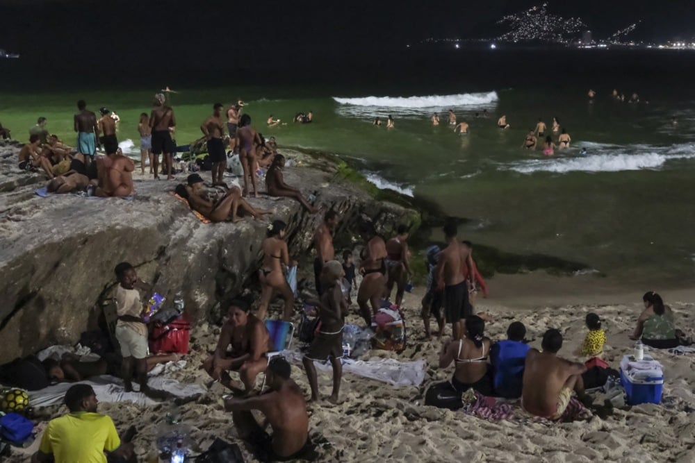 41 درجة مئوية فى عز الشتاء.. شواطئ البرازيل كاملة العدد بعد ارتفاع درجات الحرارة (9)