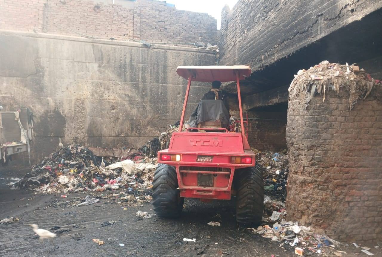 رفع تراكمات القمامة بشارع جمال عبد الناصر