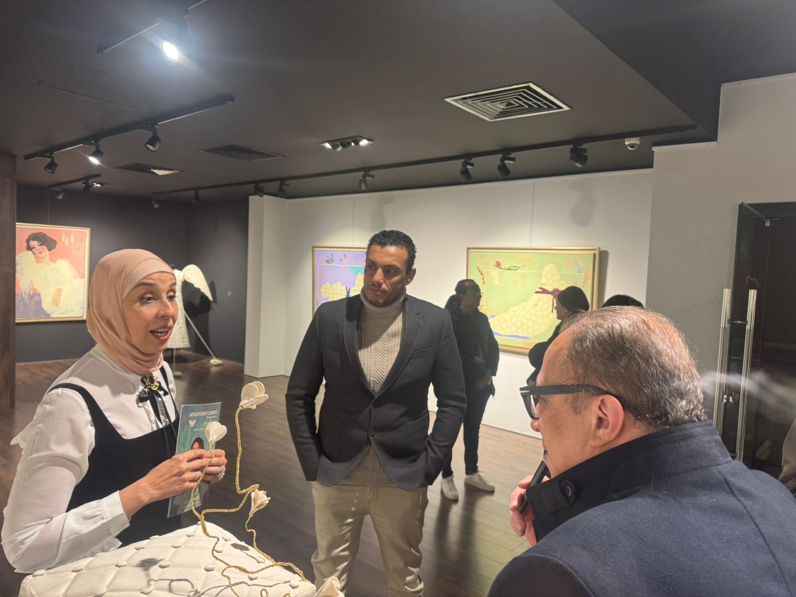 الفنانة ايمان اسامة بمعرضها درس التشريح