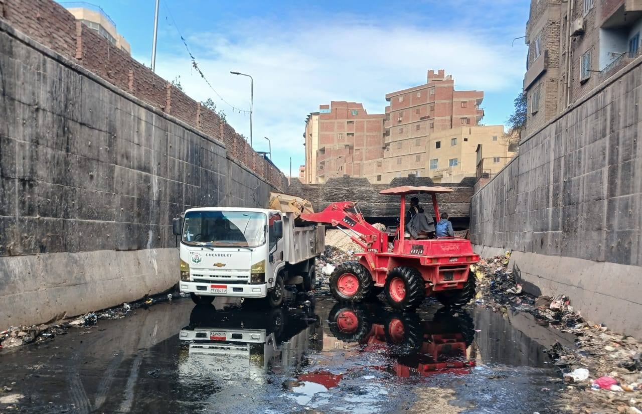 رفع تراكمات القمامة بالشارع