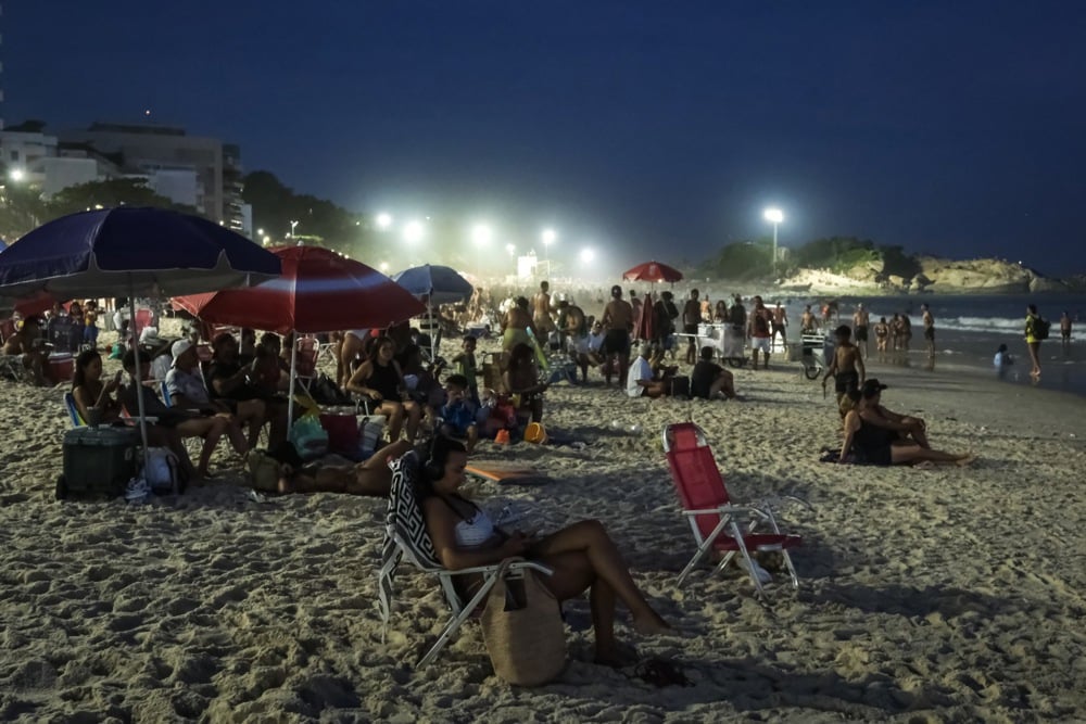 41 درجة مئوية فى عز الشتاء.. شواطئ البرازيل كاملة العدد بعد ارتفاع درجات الحرارة (1)