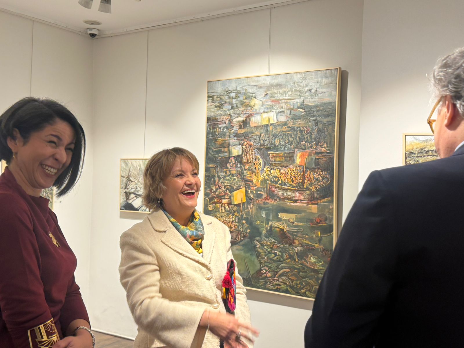 الفنانة مها إبراهيم في معرضها بكام