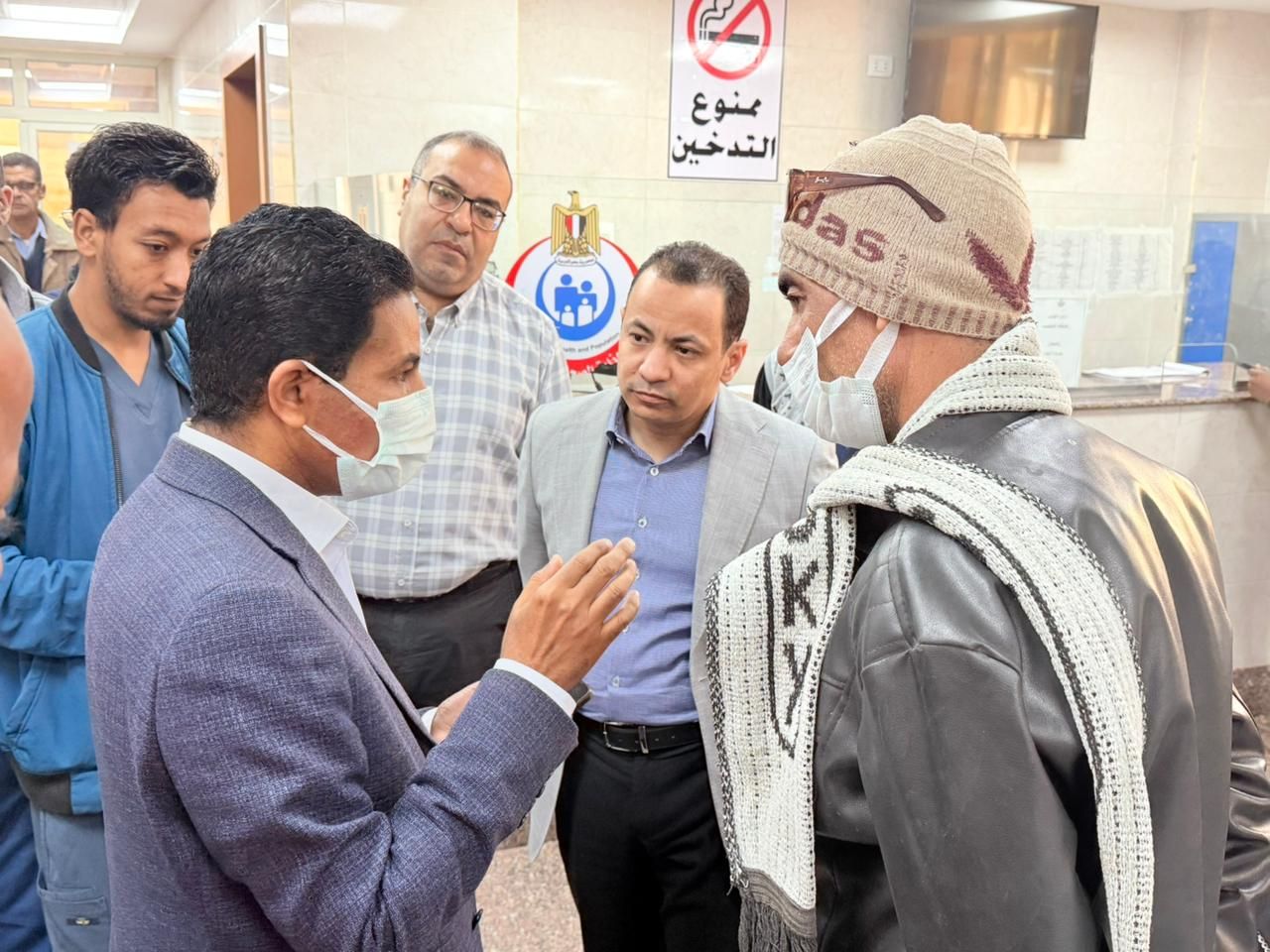 مناقشة المرضي داخل مستشفى الحميات بالأقصر