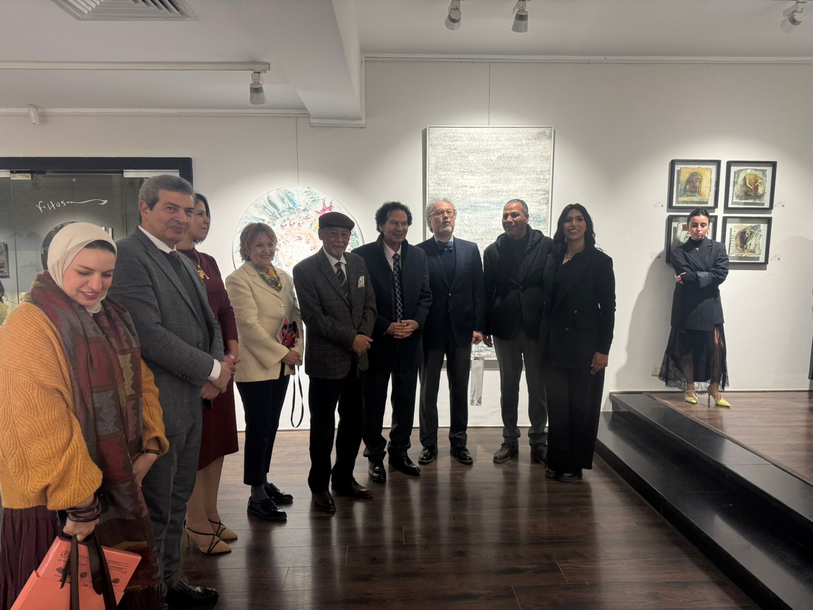 صور جماعية مع ابرز الحضور في معرض معرض مها إبراهيم وإيمان اسامة