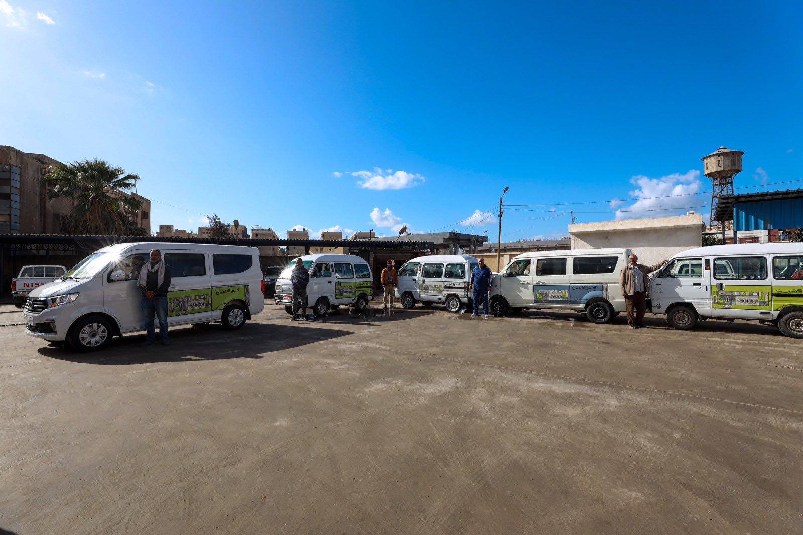 جانب  من سيارات السرفيس