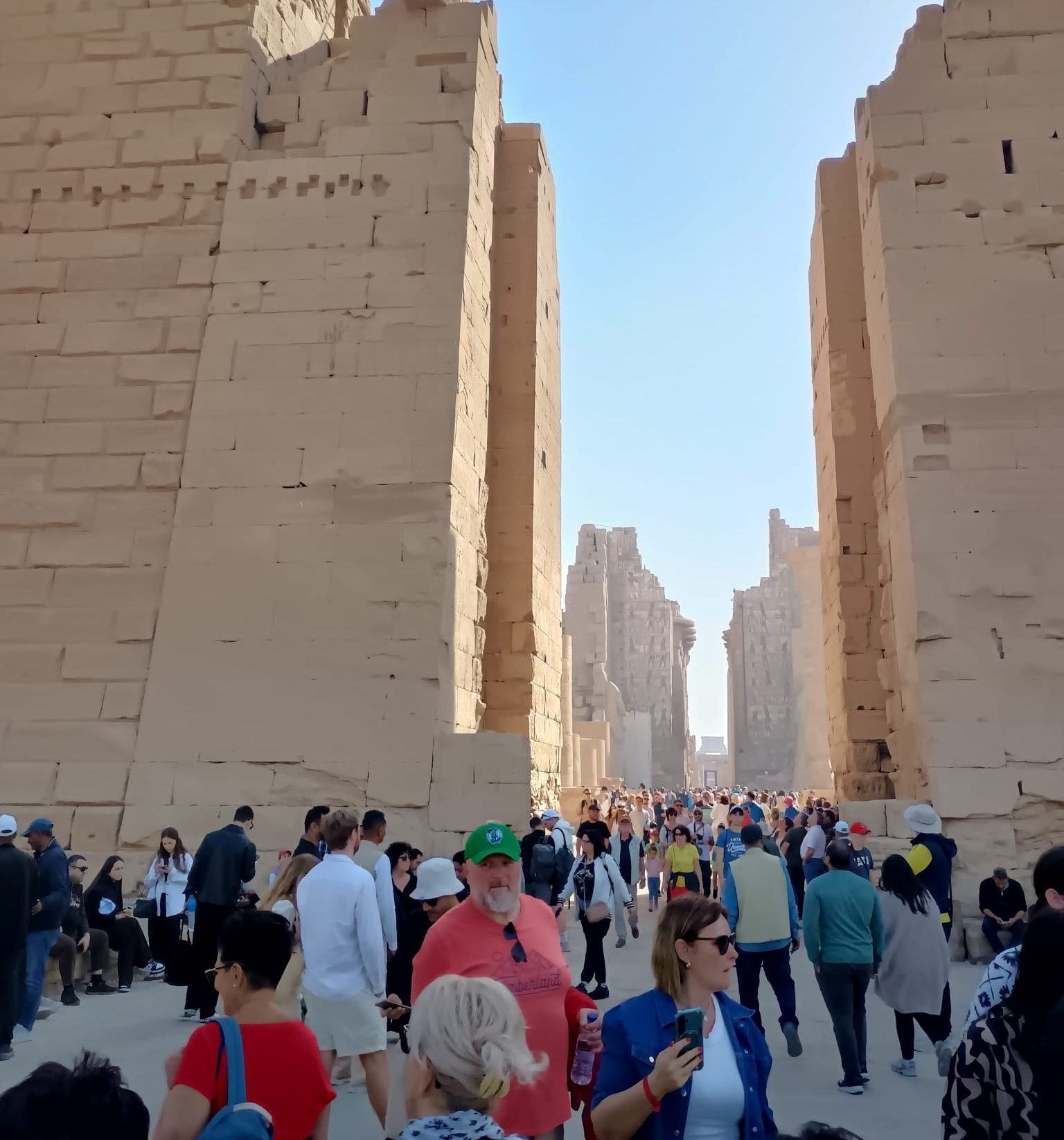 الأفواج السياحية خلال التوافد على معابد الكرنك يومياً