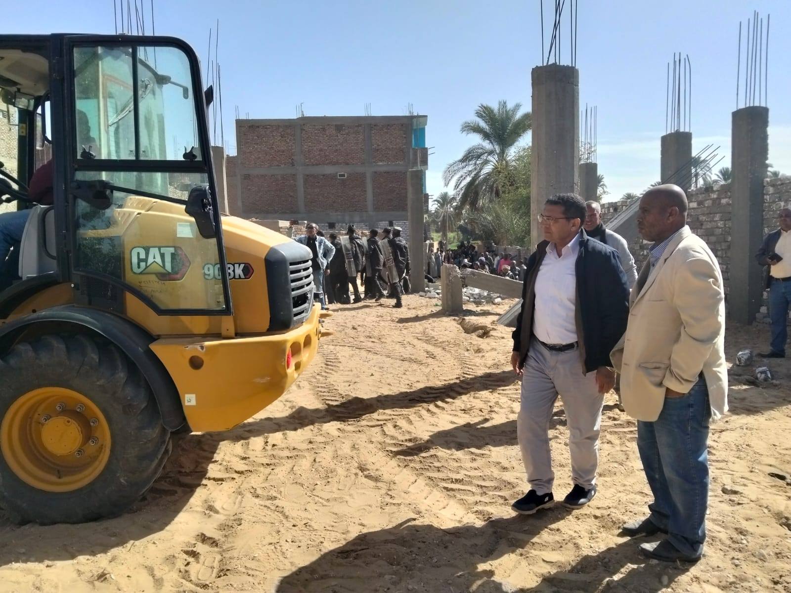 السكرتير المساعد بالأقصر يقود حملات لتنفيذ 45 قرار إزالة تعديات