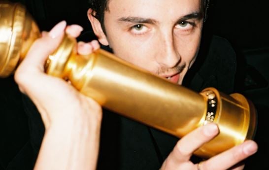 يد كايلي جينر  تحمل جولدن جلوب  تيموثي شالاميه