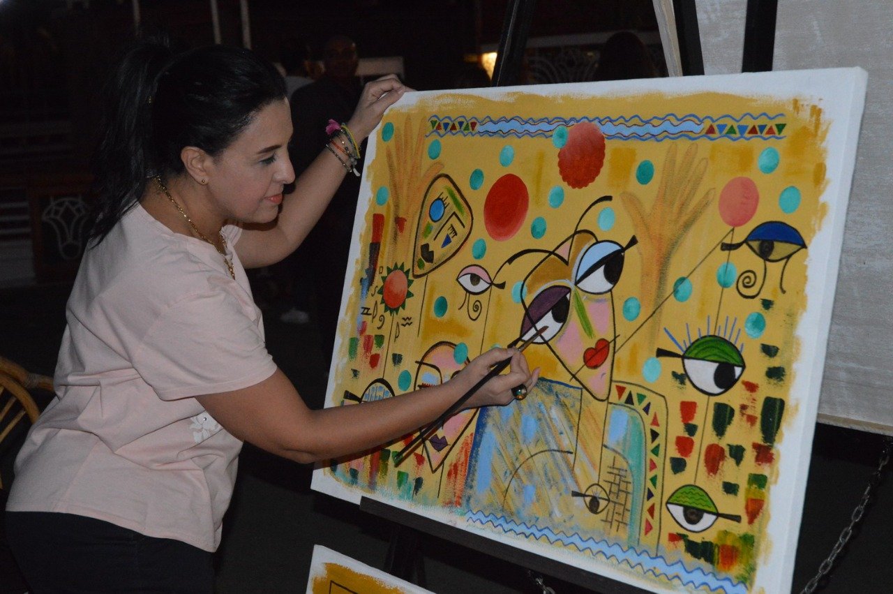 أمانى محفوظ وهى ترسم