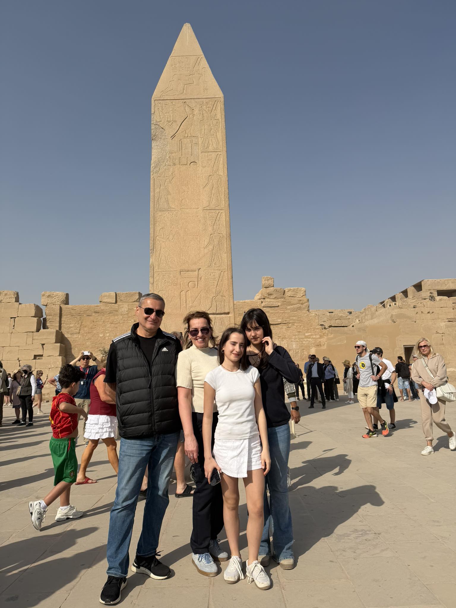 الأسر الأجانب يستمتعون بين جدران معابد الكرنك