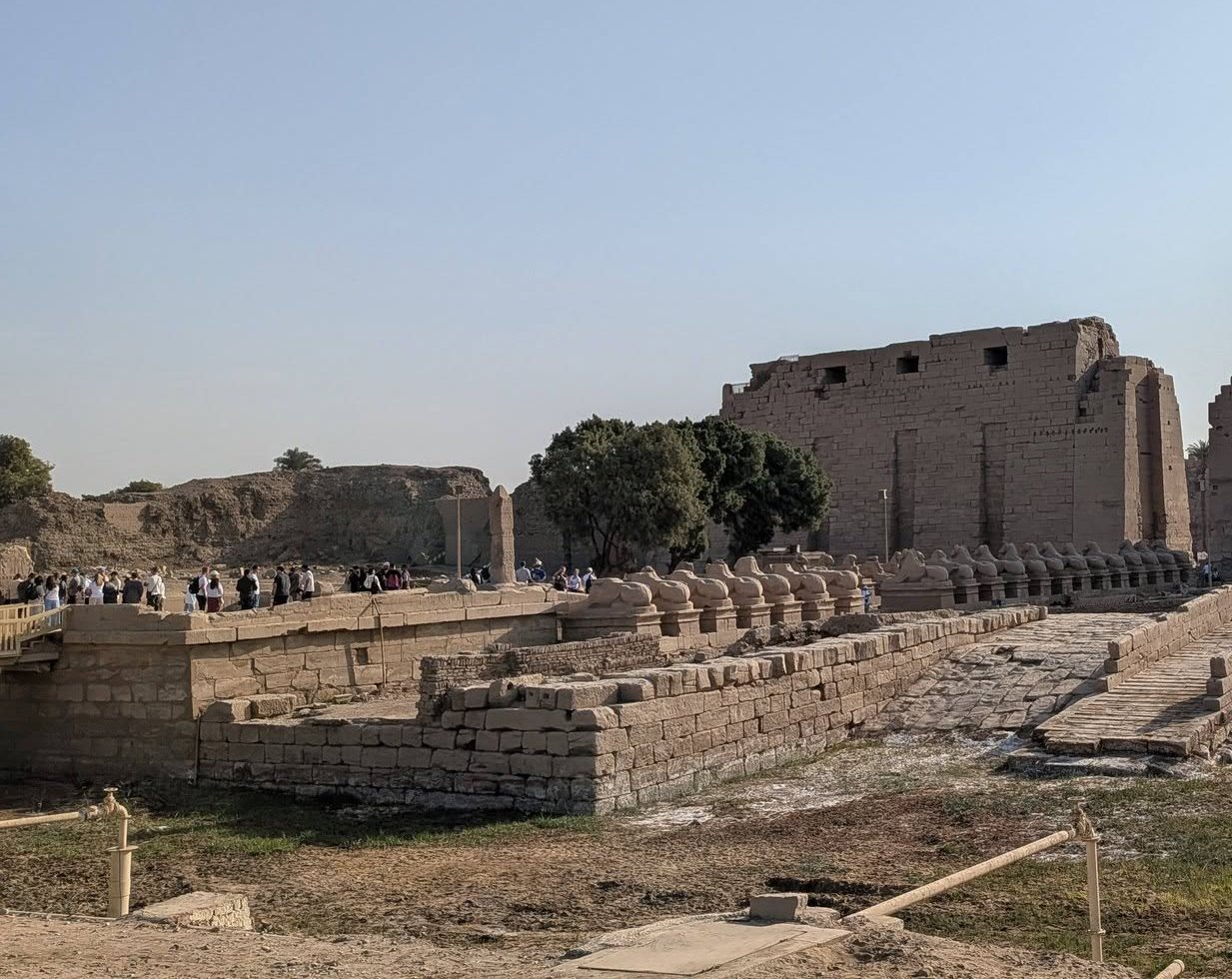 أفواج السائحين خلال التوافد على معابد الكرنك