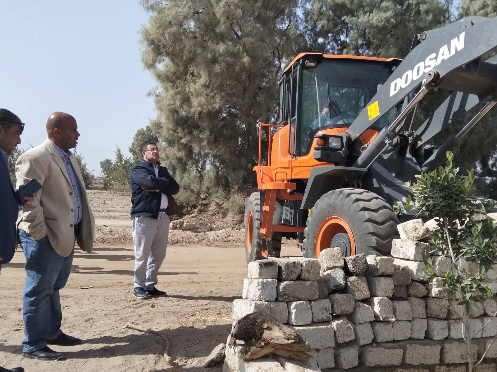 حملات لتنفيذ 45 قرار إزالة تعديات في مركزى أرمنت والزينية