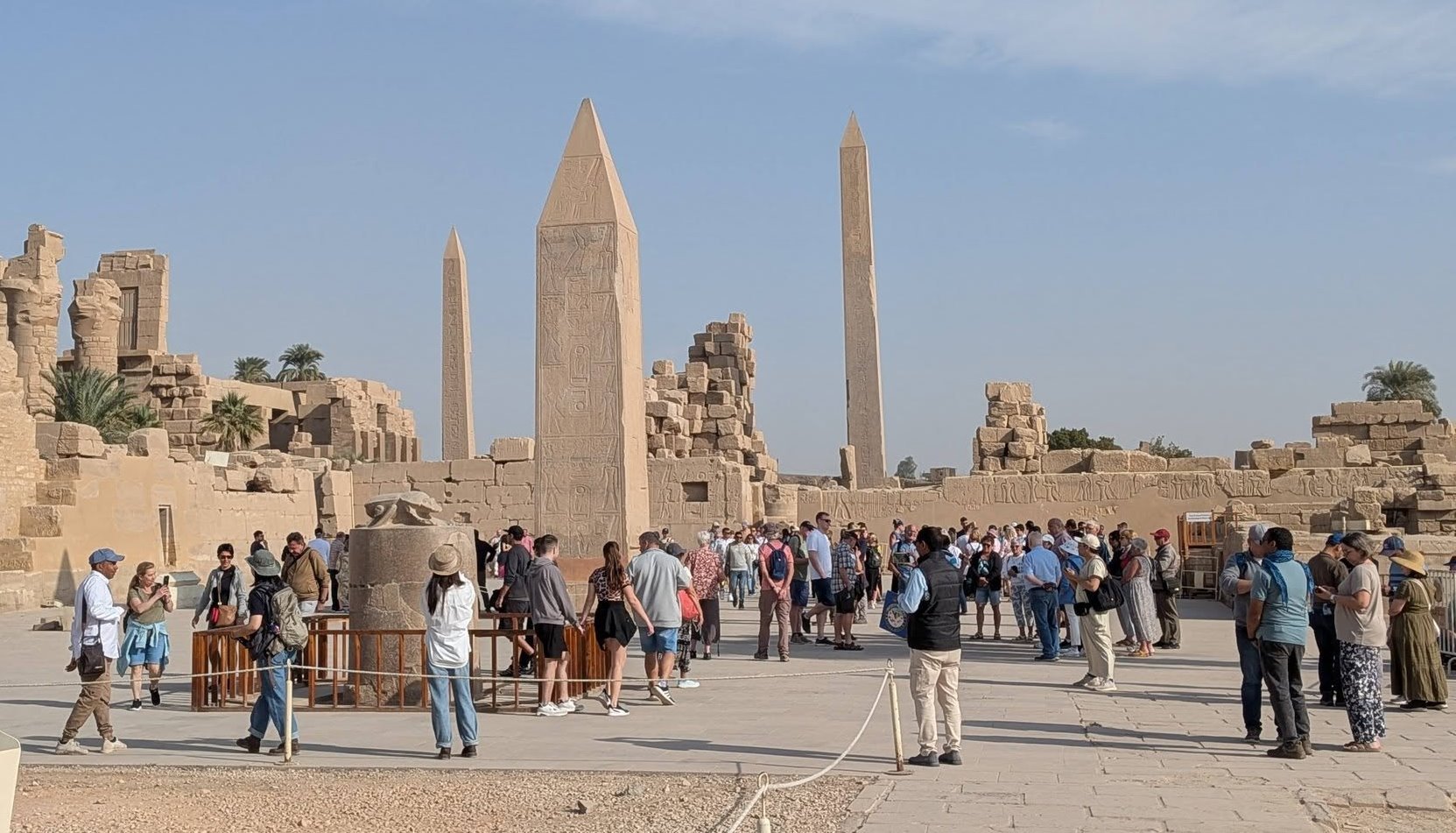 متعة الأجانب حول الجعران الفرعونى المقدس بالكرنك