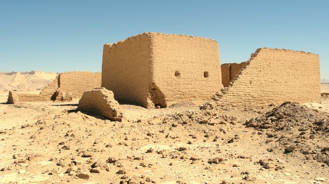 جدران مقبرة المزوقة